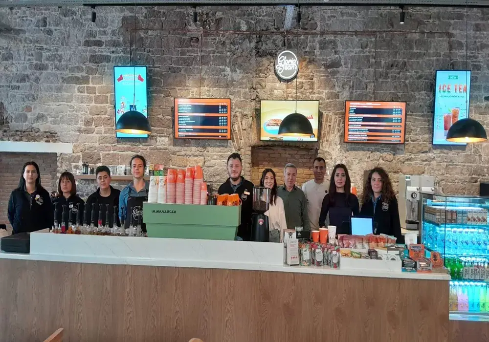 Ayvalık`ta Gloria Jeans Cafe açıldı