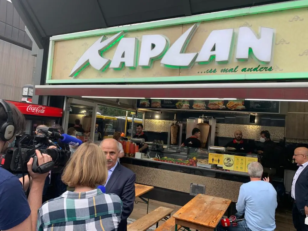 Remzi Kaplan, Kovid-19 aşısı olanlara bedava döner dağıttı