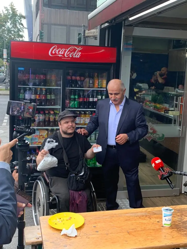 Remzi Kaplan, Kovid-19 aşısı olanlara bedava döner dağıttı