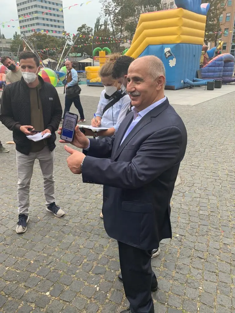 Remzi Kaplan, Kovid-19 aşısı olanlara bedava döner dağıttı
