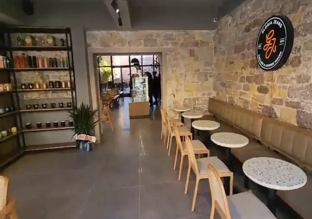 Ayvalık`ta Gloria Jeans Cafe açıldı