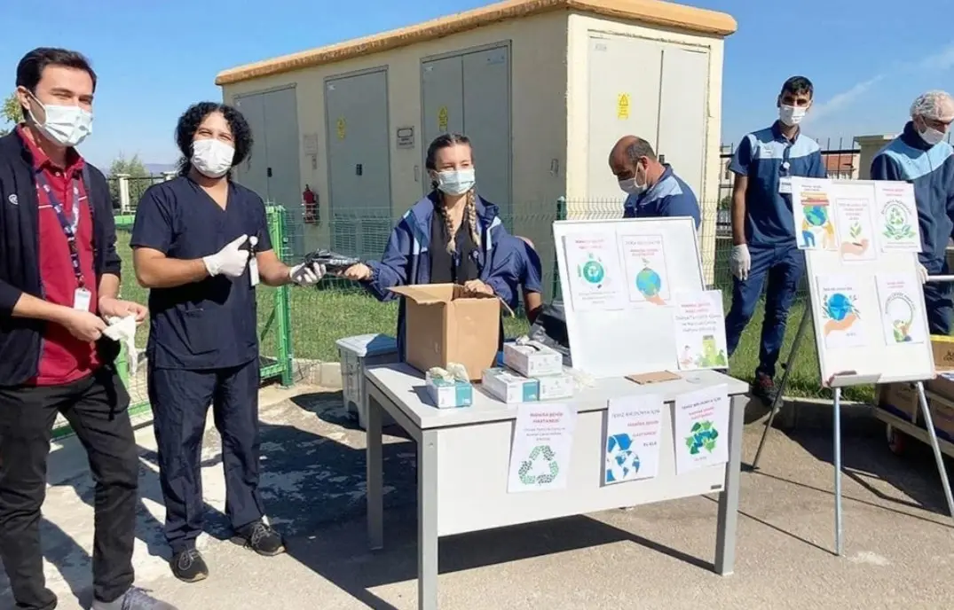Hastane bahçesini hep birlikte temizlediler