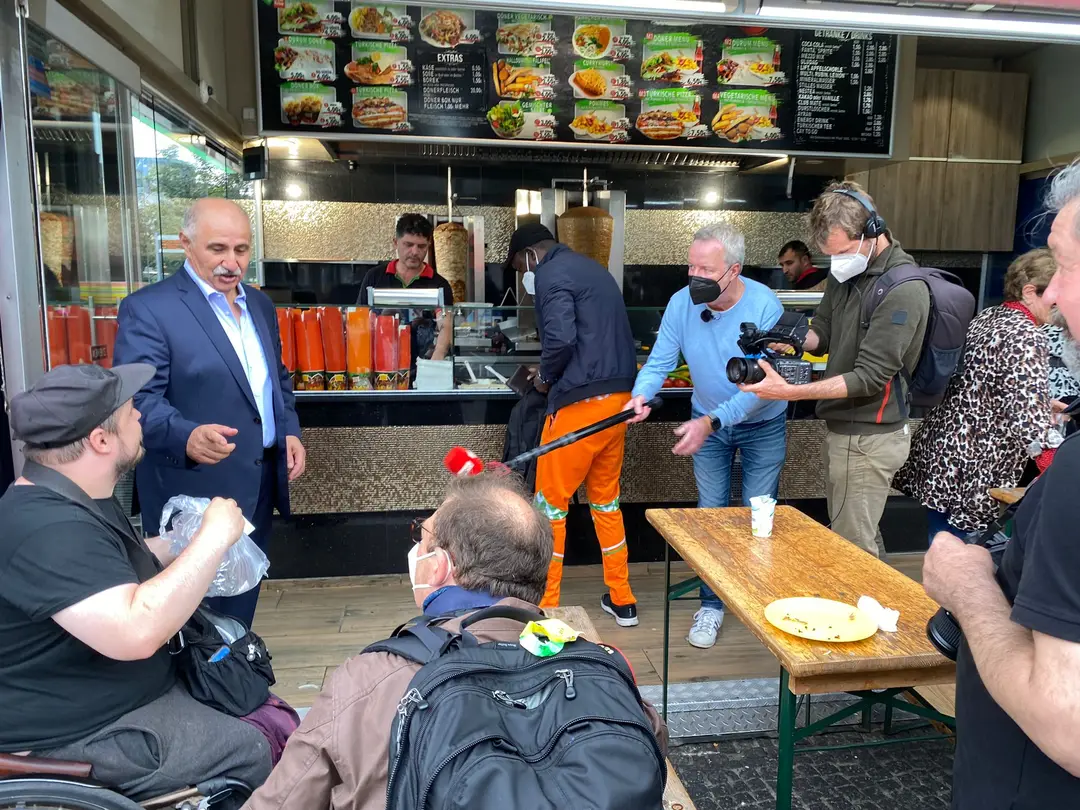 Remzi Kaplan, Kovid-19 aşısı olanlara bedava döner dağıttı