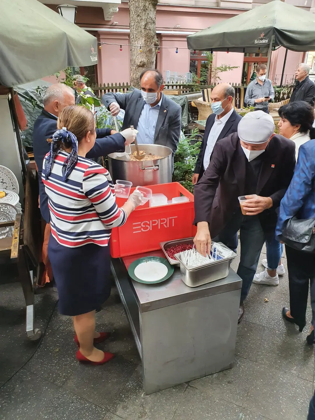 CHP Berlin Birliği Aşure dağıttı