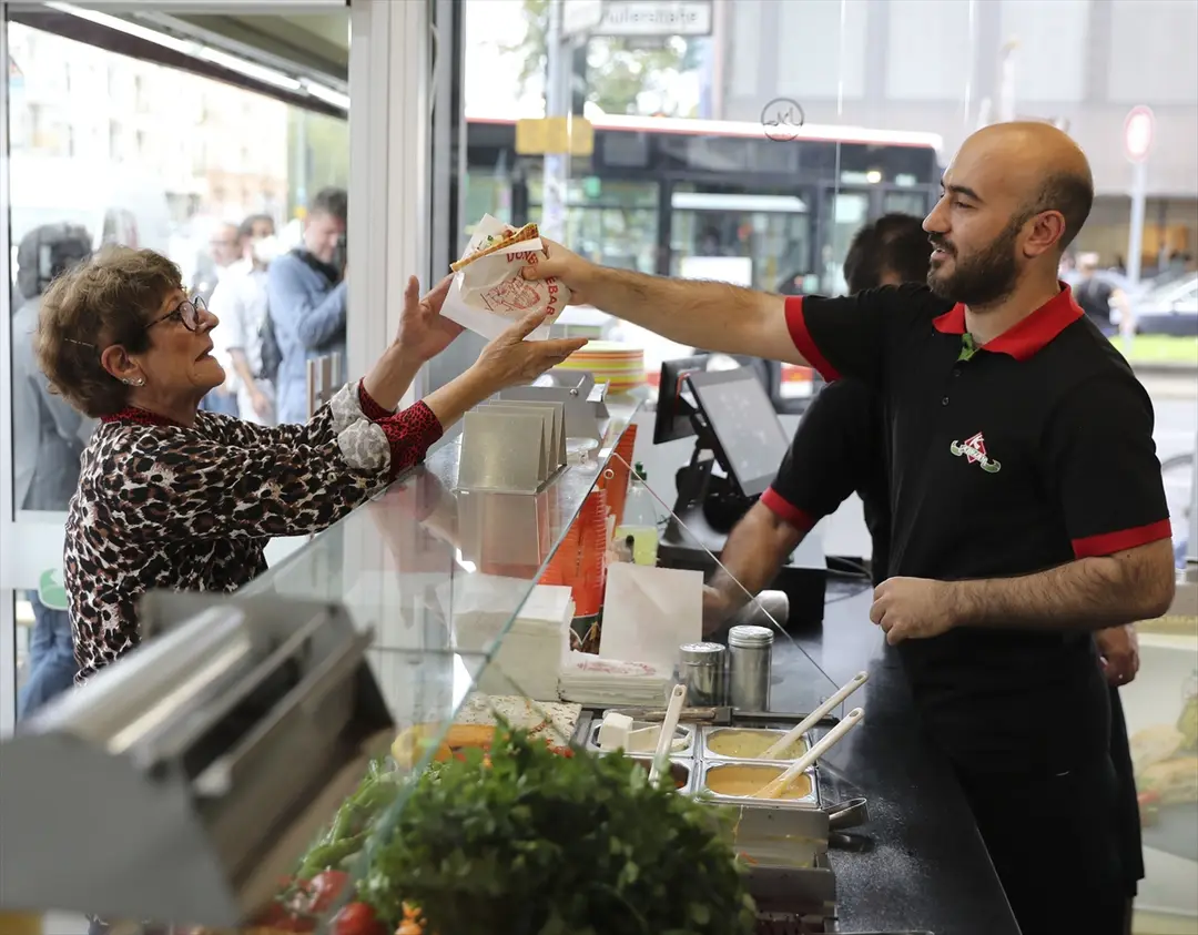 Remzi Kaplan, Kovid-19 aşısı olanlara bedava döner dağıttı