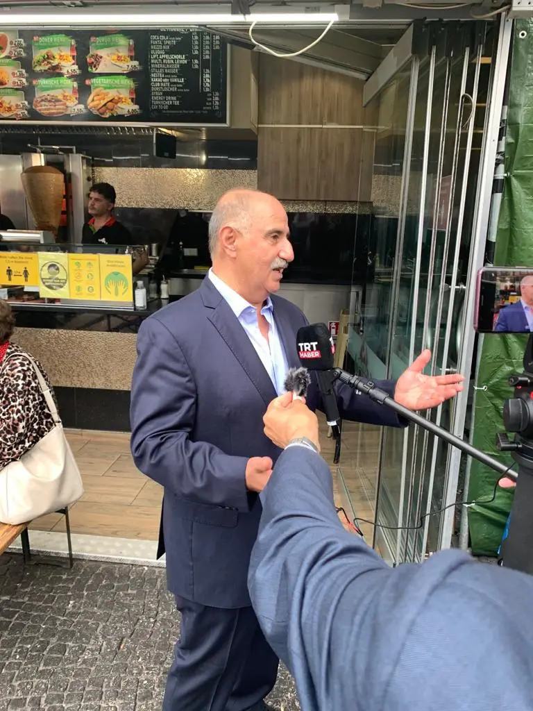Remzi Kaplan, Kovid-19 aşısı olanlara bedava döner dağıttı