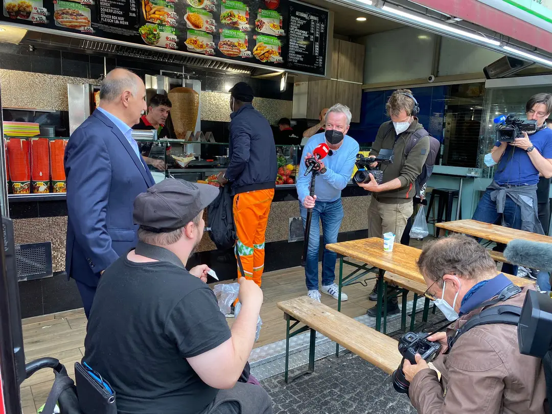 Remzi Kaplan, Kovid-19 aşısı olanlara bedava döner dağıttı