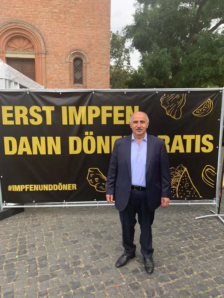 Remzi Kaplan, Kovid-19 aşısı olanlara bedava döner dağıttı