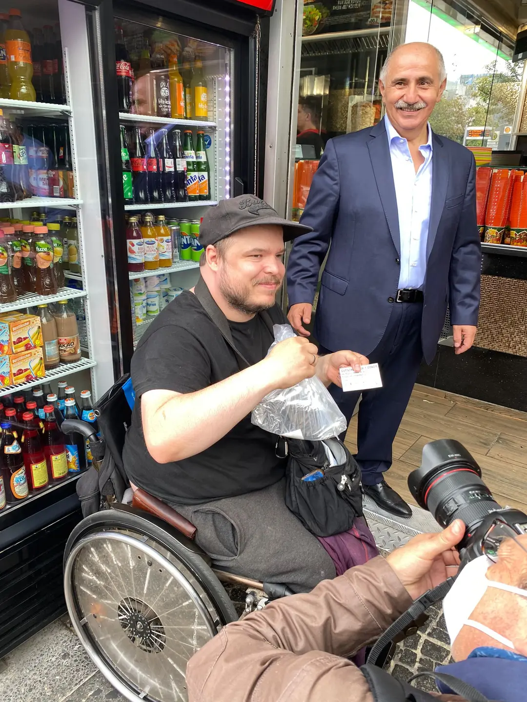 Remzi Kaplan, Kovid-19 aşısı olanlara bedava döner dağıttı
