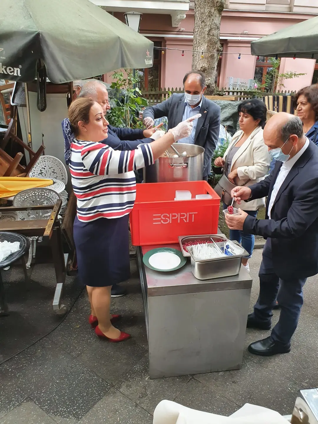 CHP Berlin Birliği Aşure dağıttı