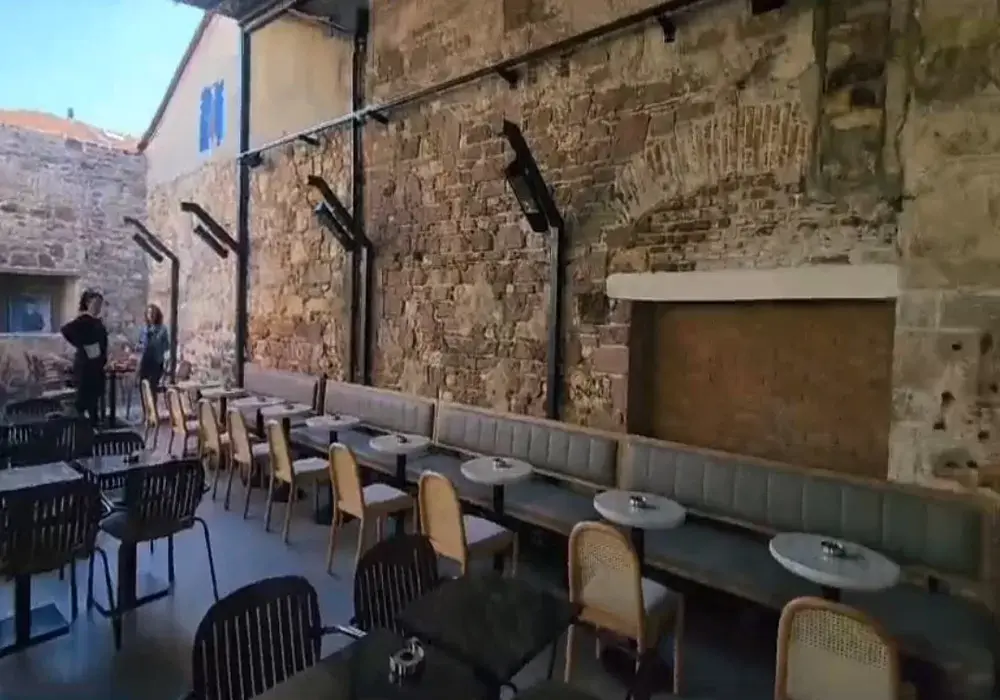 Ayvalık`ta Gloria Jeans Cafe açıldı