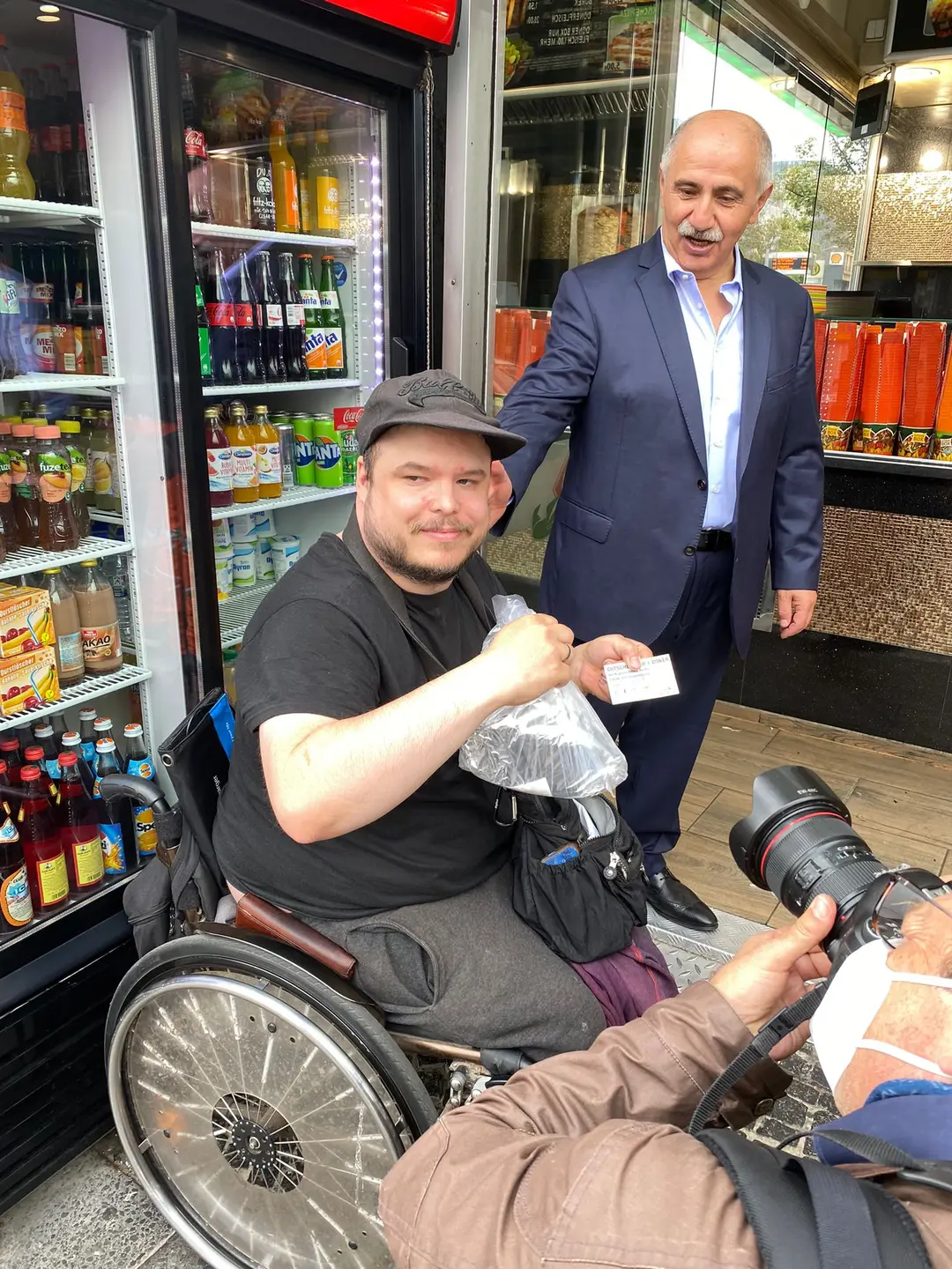 Remzi Kaplan, Kovid-19 aşısı olanlara bedava döner dağıttı