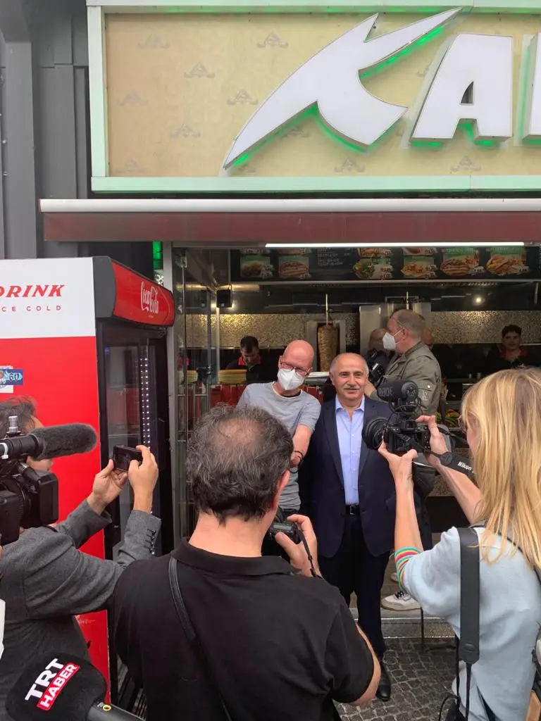 Remzi Kaplan, Kovid-19 aşısı olanlara bedava döner dağıttı