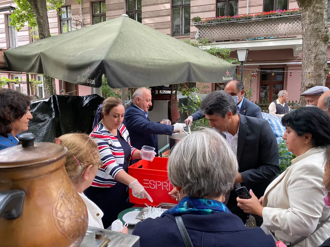 CHP Berlin Birliği Aşure dağıttı