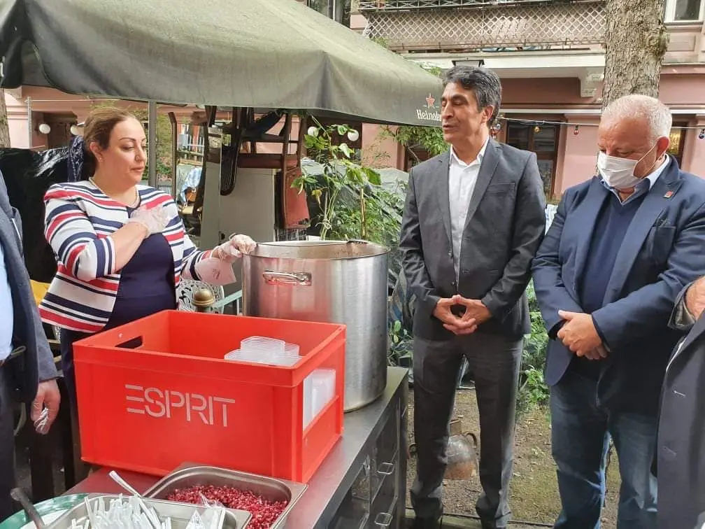 CHP Berlin Birliği Aşure dağıttı