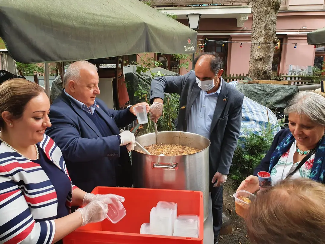 CHP Berlin Birliği Aşure dağıttı