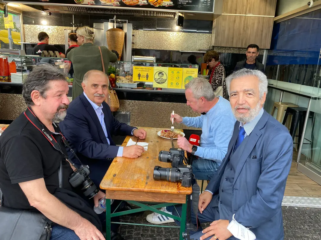 Remzi Kaplan, Kovid-19 aşısı olanlara bedava döner dağıttı