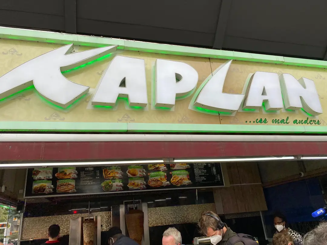 Remzi Kaplan, Kovid-19 aşısı olanlara bedava döner dağıttı