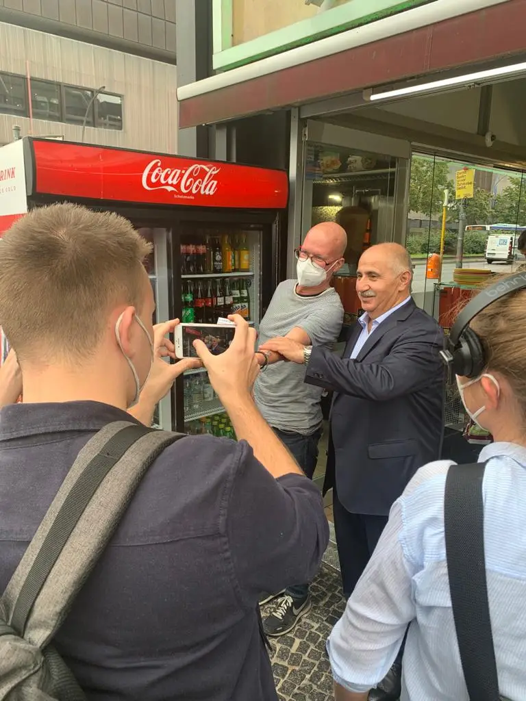 Remzi Kaplan, Kovid-19 aşısı olanlara bedava döner dağıttı