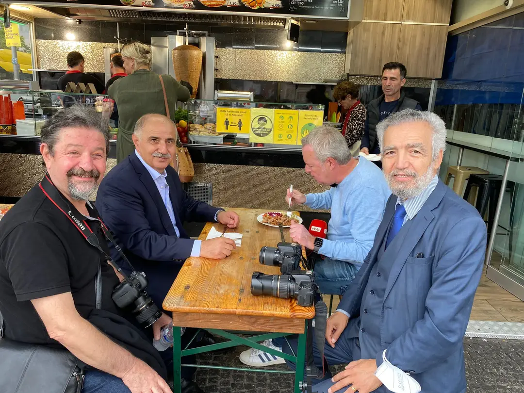Remzi Kaplan, Kovid-19 aşısı olanlara bedava döner dağıttı