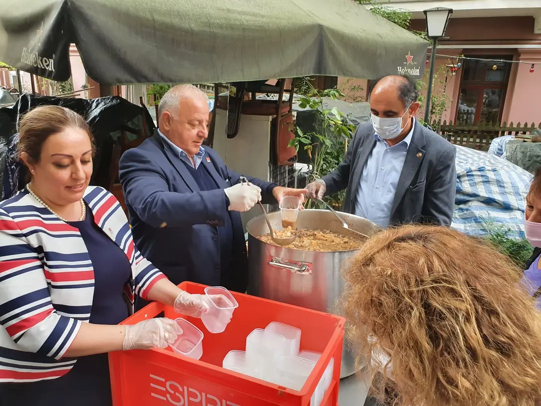 CHP Berlin Birliği Aşure dağıttı