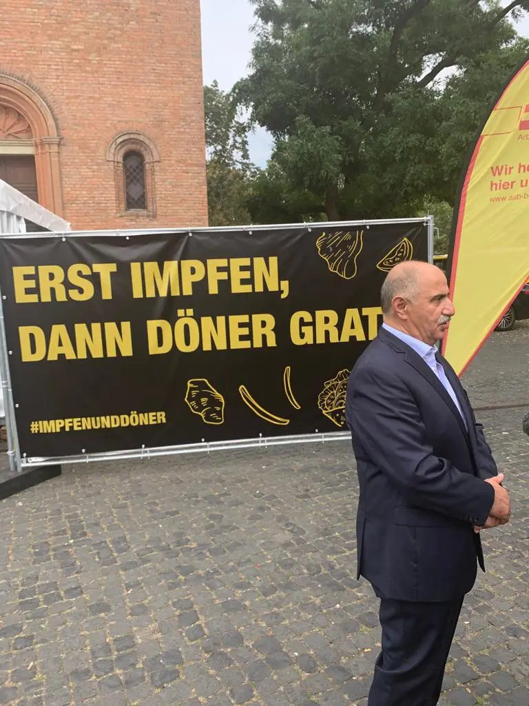 Remzi Kaplan, Kovid-19 aşısı olanlara bedava döner dağıttı