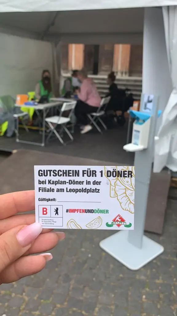 Remzi Kaplan, Kovid-19 aşısı olanlara bedava döner dağıttı