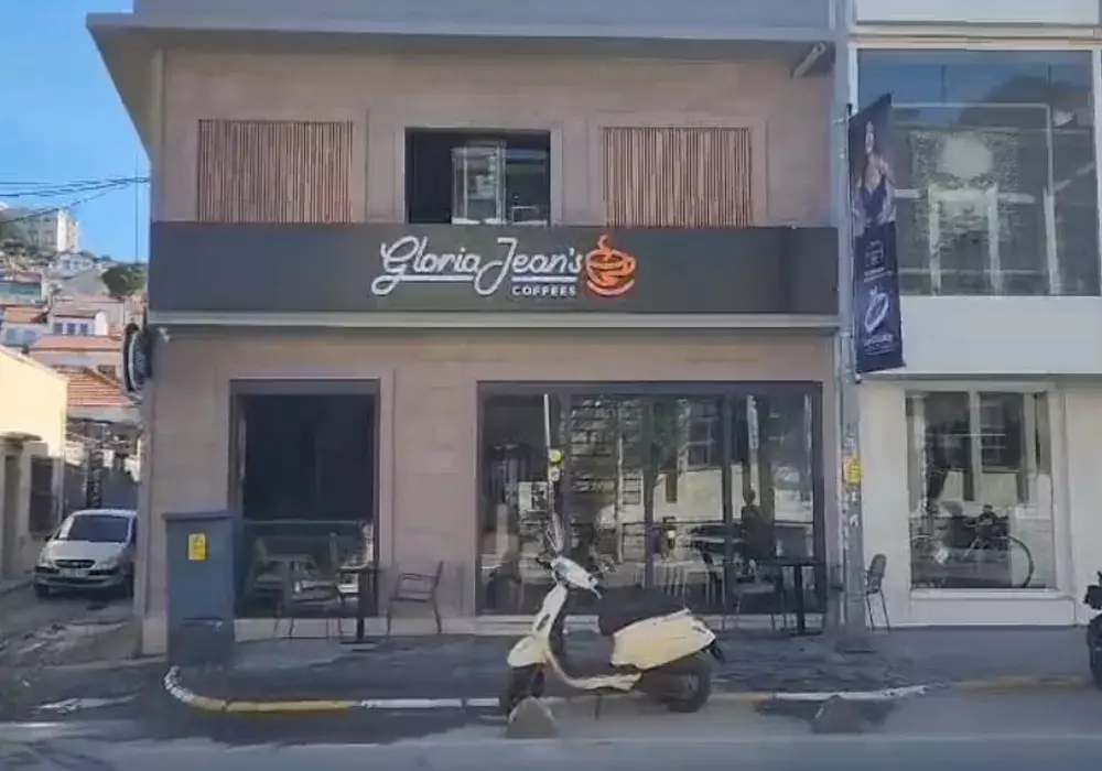 Ayvalık`ta Gloria Jeans Cafe açıldı