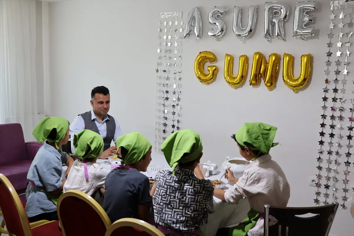Erzurum'da çocuklar aşure geleneğini yaşattı