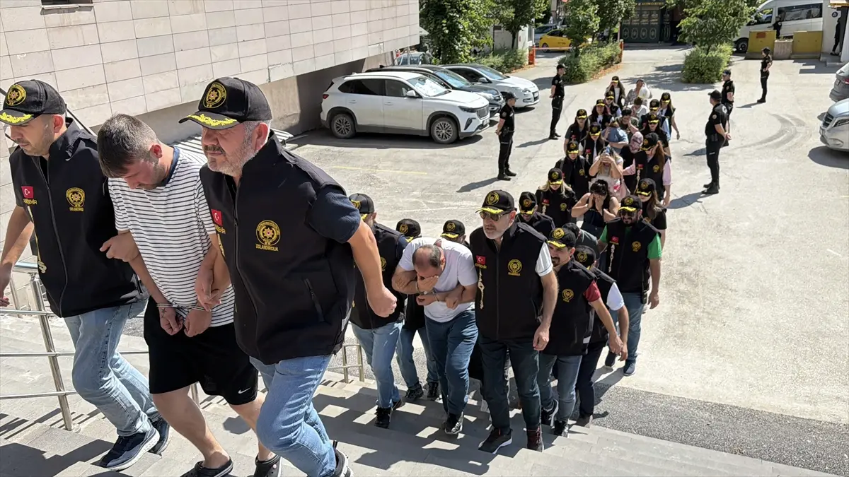 Eskişehir merkezli dolandırıcılık operasyonunda yakalanan 12 zanlıdan 10'u tutuklandı