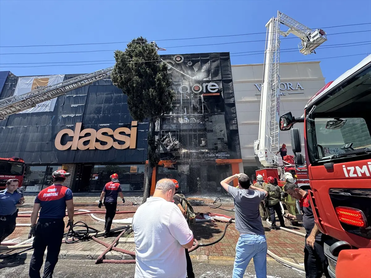 İzmir'de mobilya mağazasında yangın kontrol altına alındı