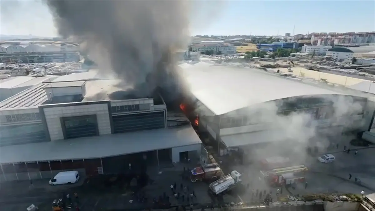 Ankara'da market deposunda yangın söndürüldü
