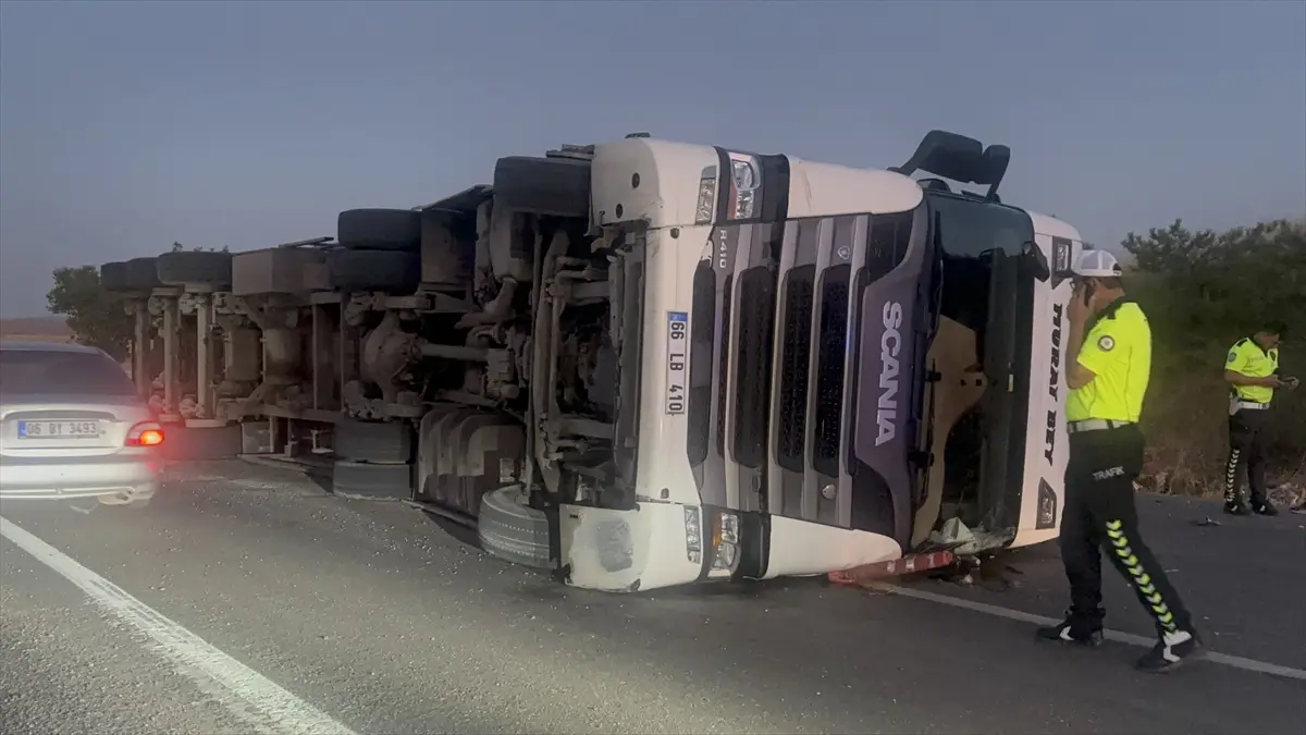 Kırıkkale'de Tır Devrildi: Sürücü Yaralandı
