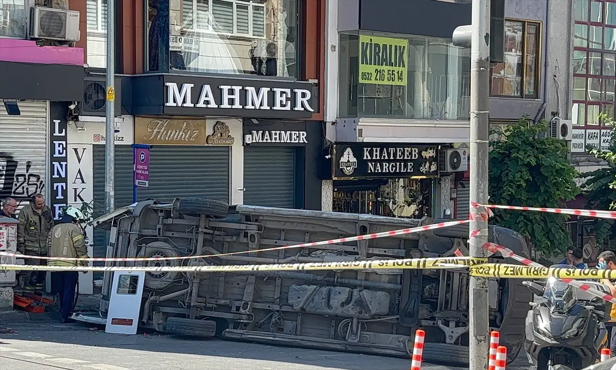 İETT otobüsü ile ambulansın çarpışması sonucu 5 kişi yaralandı