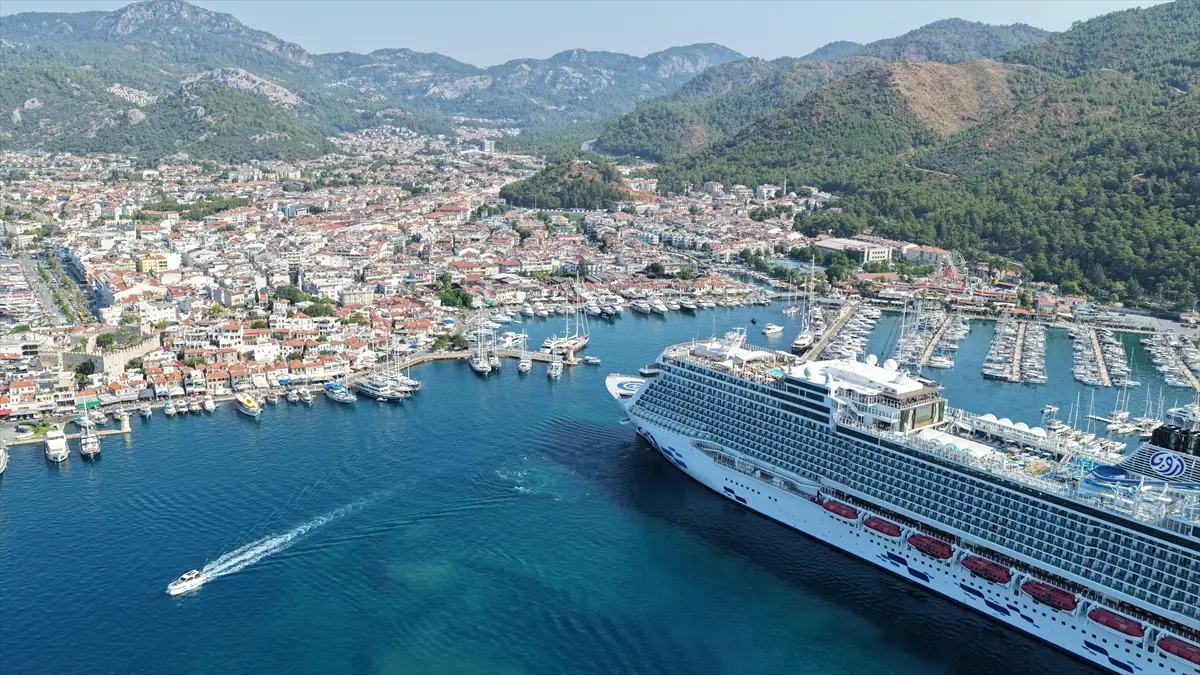 Aroya kruvaziyeri Marmaris'e 3 bin 210 turist getirdi