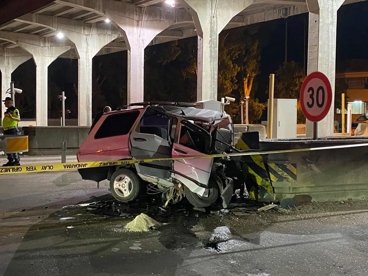Adana'da bariyerlere çarpan sürücü öldü