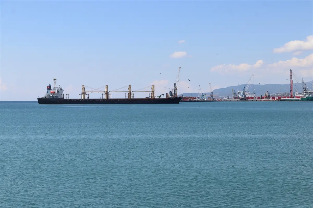 Tekirdağ'da karaya oturan gemi için önlem alındı