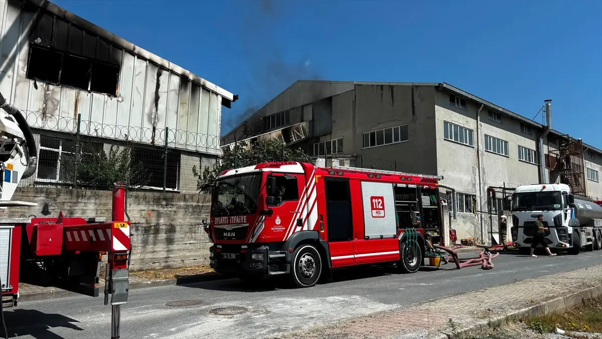 Arnavutköy'de sünger fabrikasında çıkan yangın itfaiye ekiplerince söndürüldü