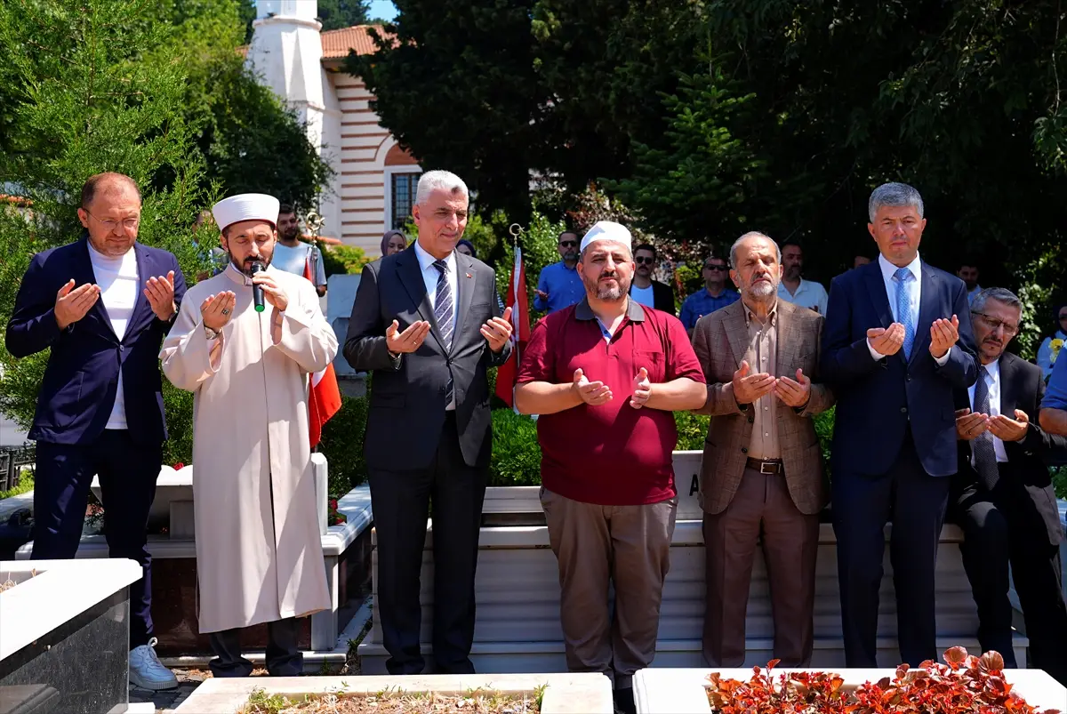 Ticaret Bakanı Bolat, Çengelköy Mezarlığı'nda 15 Temmuz şehitlerinin kabirlerini ziyaret etti: