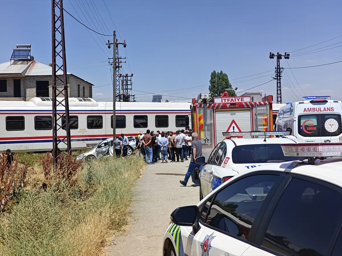 Muş'ta tren otomobile çarptı: 3 yaralı