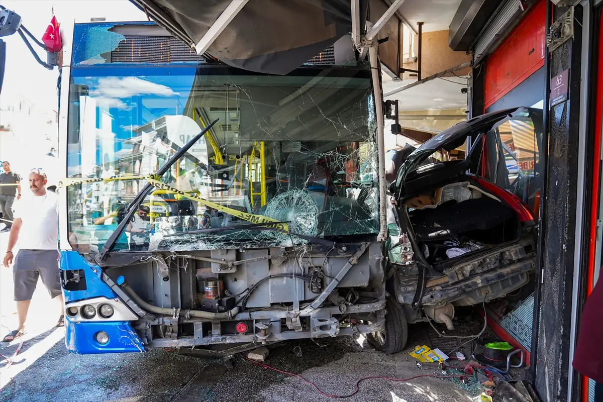 Ankara'da kontrolden çıkan EGO otobüsü iş yerine çarptı