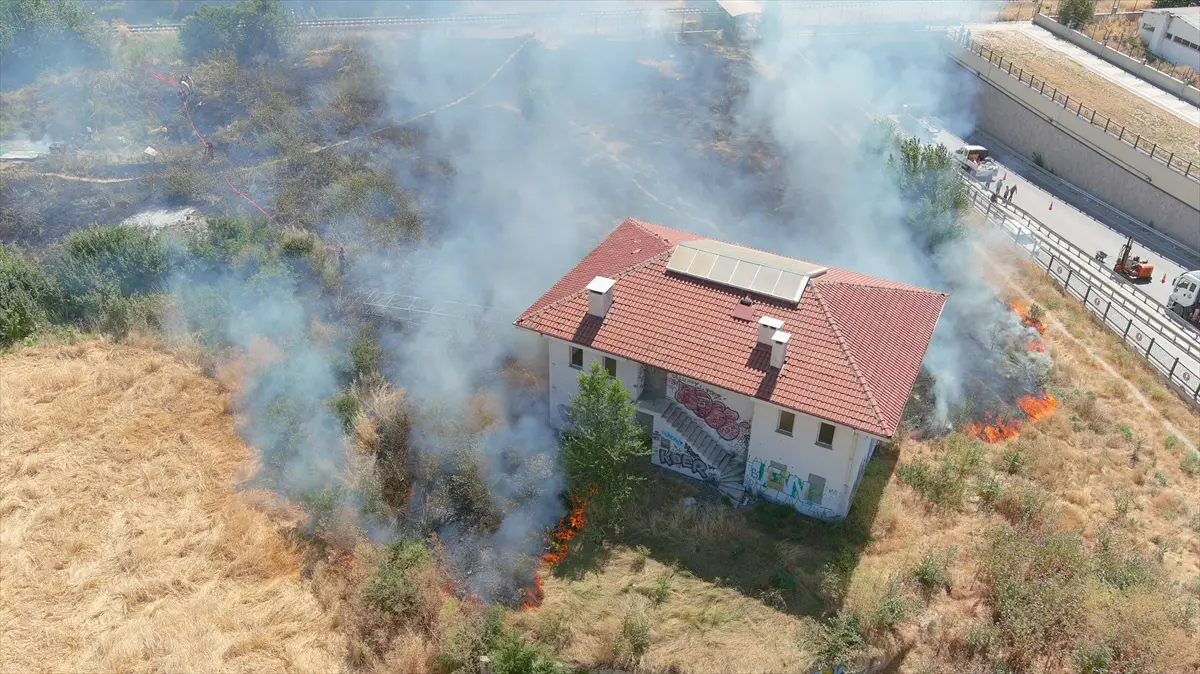 Kütahya'da otluk alanda yangın söndürüldü