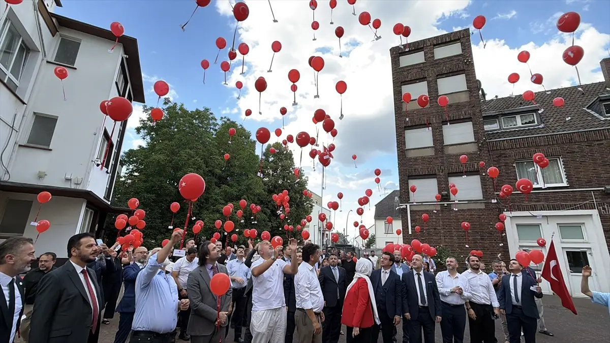 Köln: 15 Temmuz şehitleri için balonlar uçuruldu