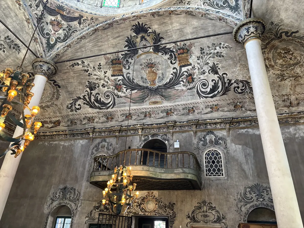 Bayraklı Camii: Osmanlı mirası barok süslemelerle korunuyor