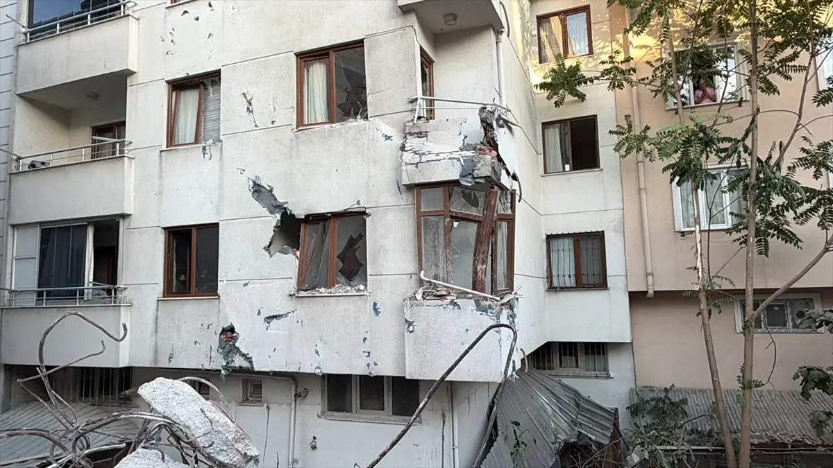 Küçükçekmece'de Yıkım Sırasında Bina Kaydı