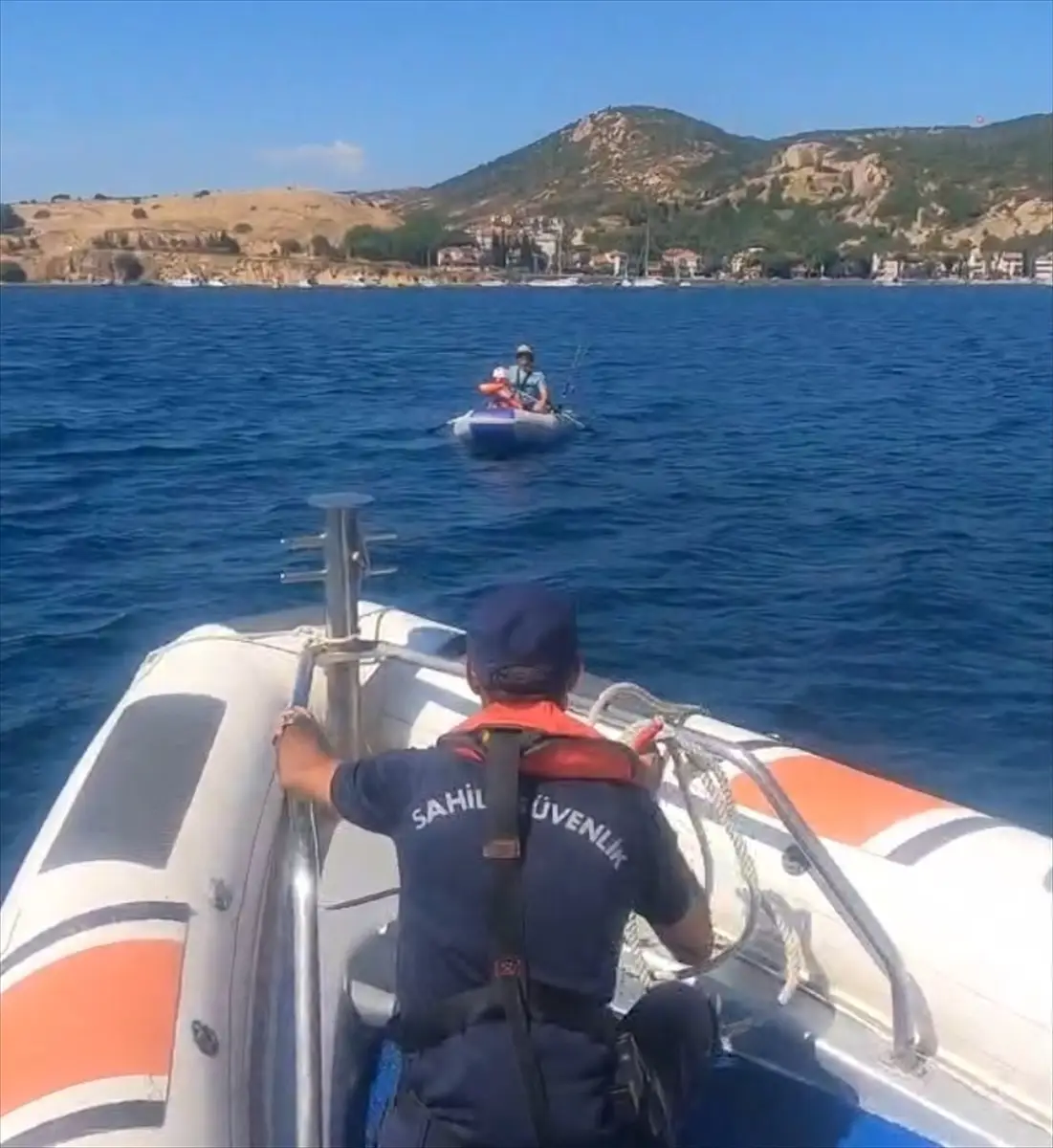 Foça'da sürüklenen bottaki kişi ve çocuk kurtarıldı