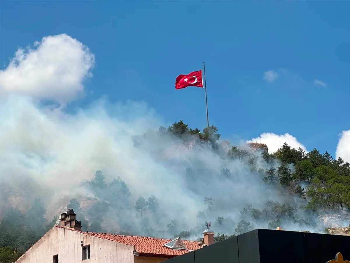 Kütahya Kalesi'nde yangın: Ekipler müdahale ediyor