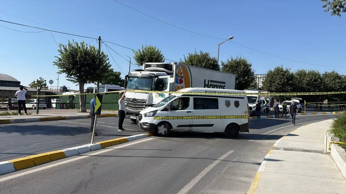 Küçükçekmece'de kamyon kazası: 1 ölü