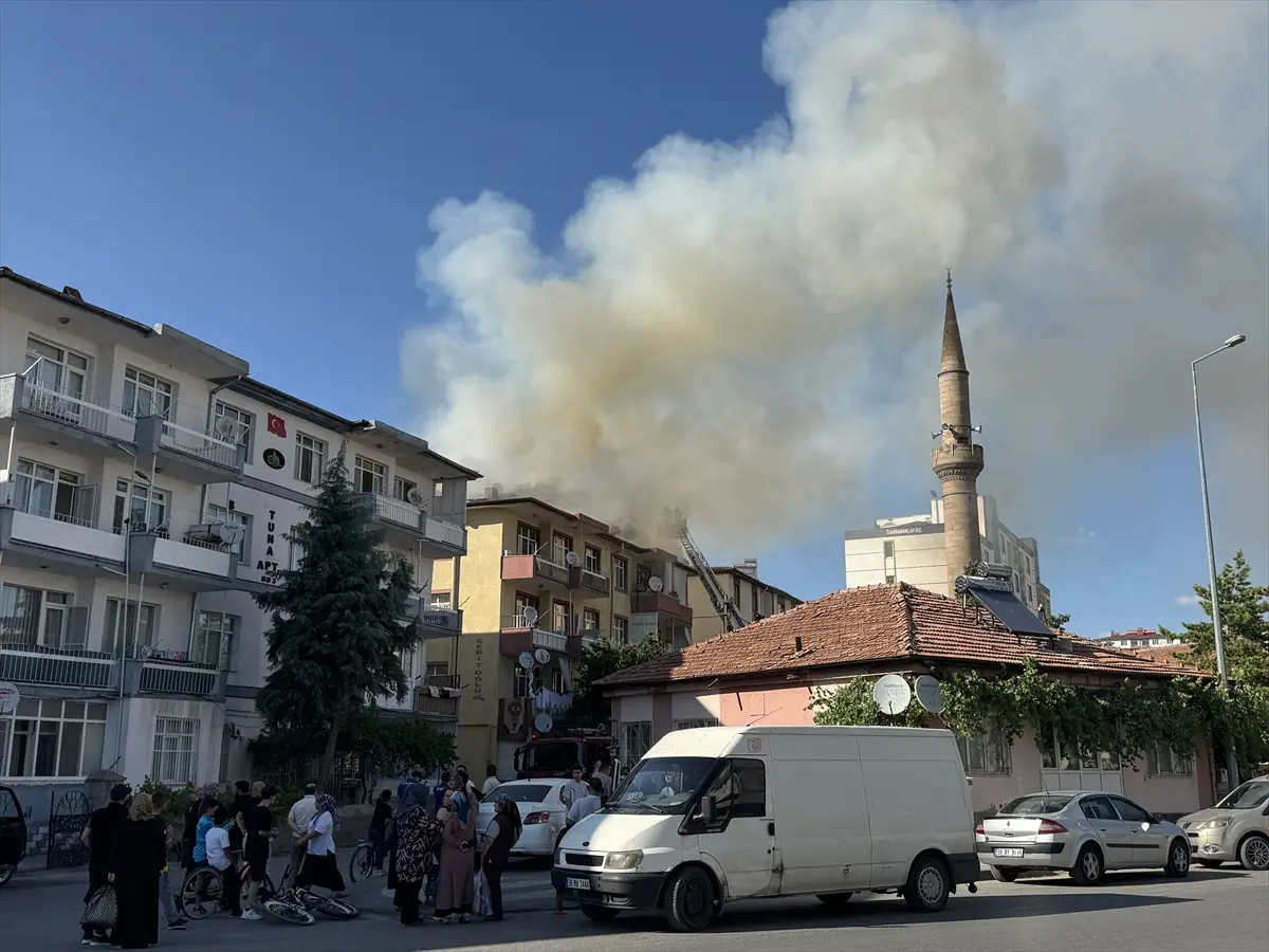Kayseri'de çatı yangını hasara yol açtı