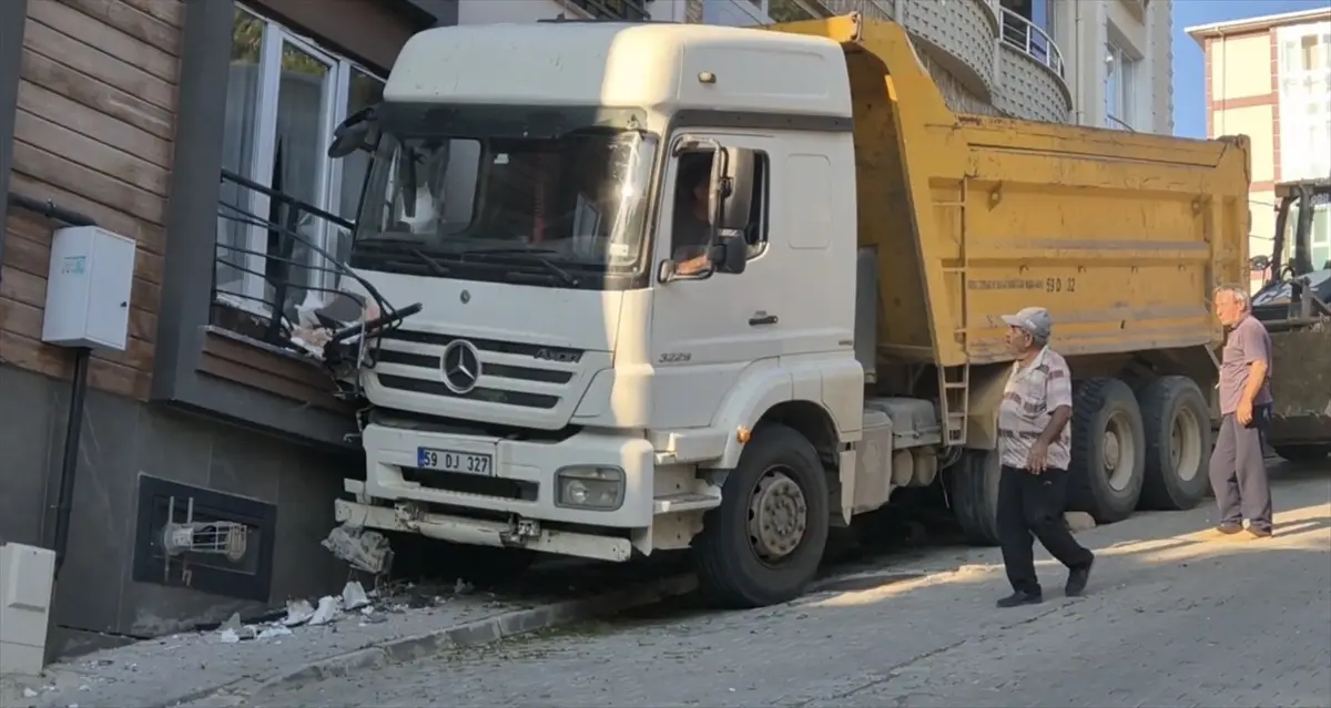 Tekirdağ'da freni boşalan kamyon eve çarptı: Büyük hasar